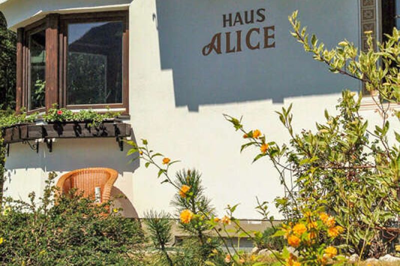 Haus Alice auf der Außenmauer