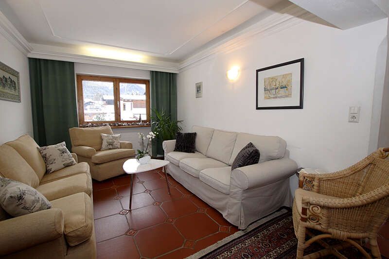 Wohnzimmer mit Couches im Haus Alice in Seefeld