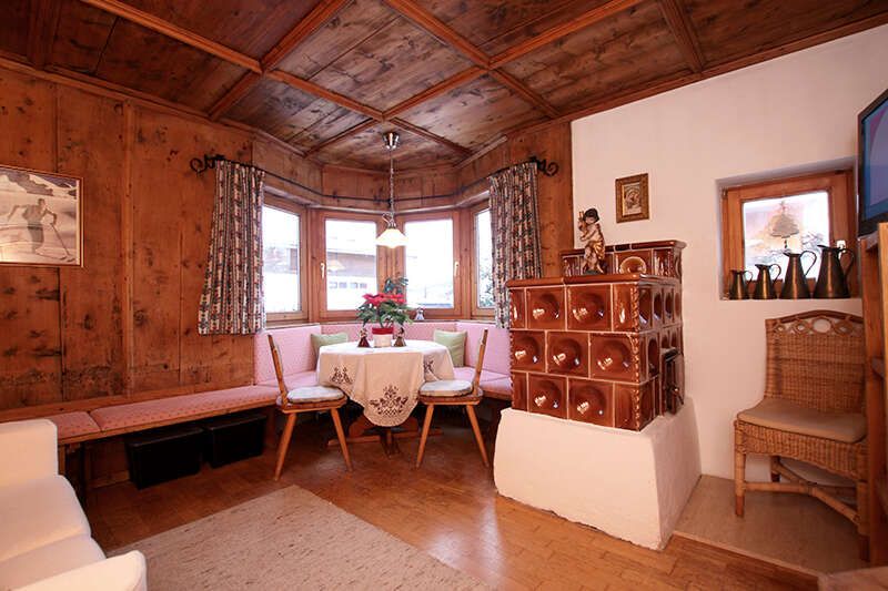 Stube mit Kachelofen im Ferienhaus Alice