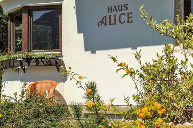 Haus Alice auf der Außenmauer