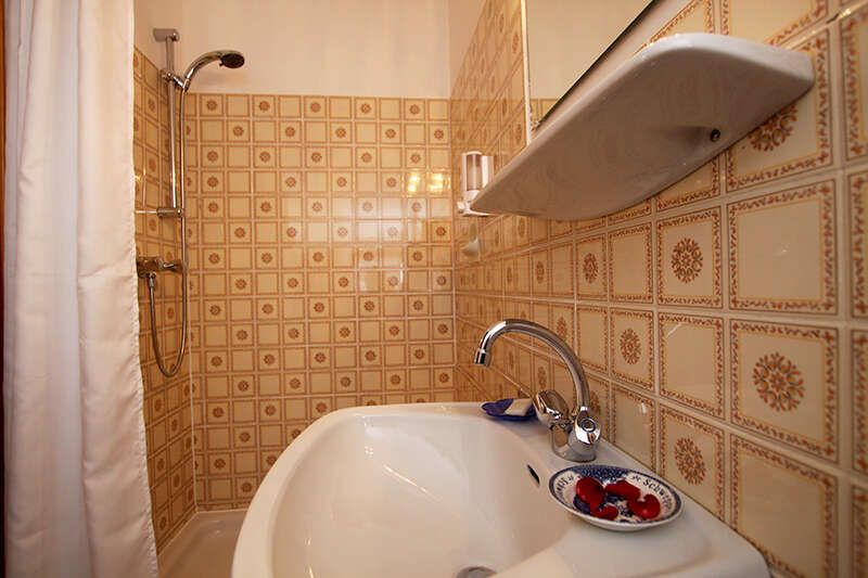 Dusche mit Waschbecken im Haus Alice in Seefeld