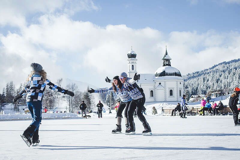 Ice skating with the family on the Tyrolean high plateau